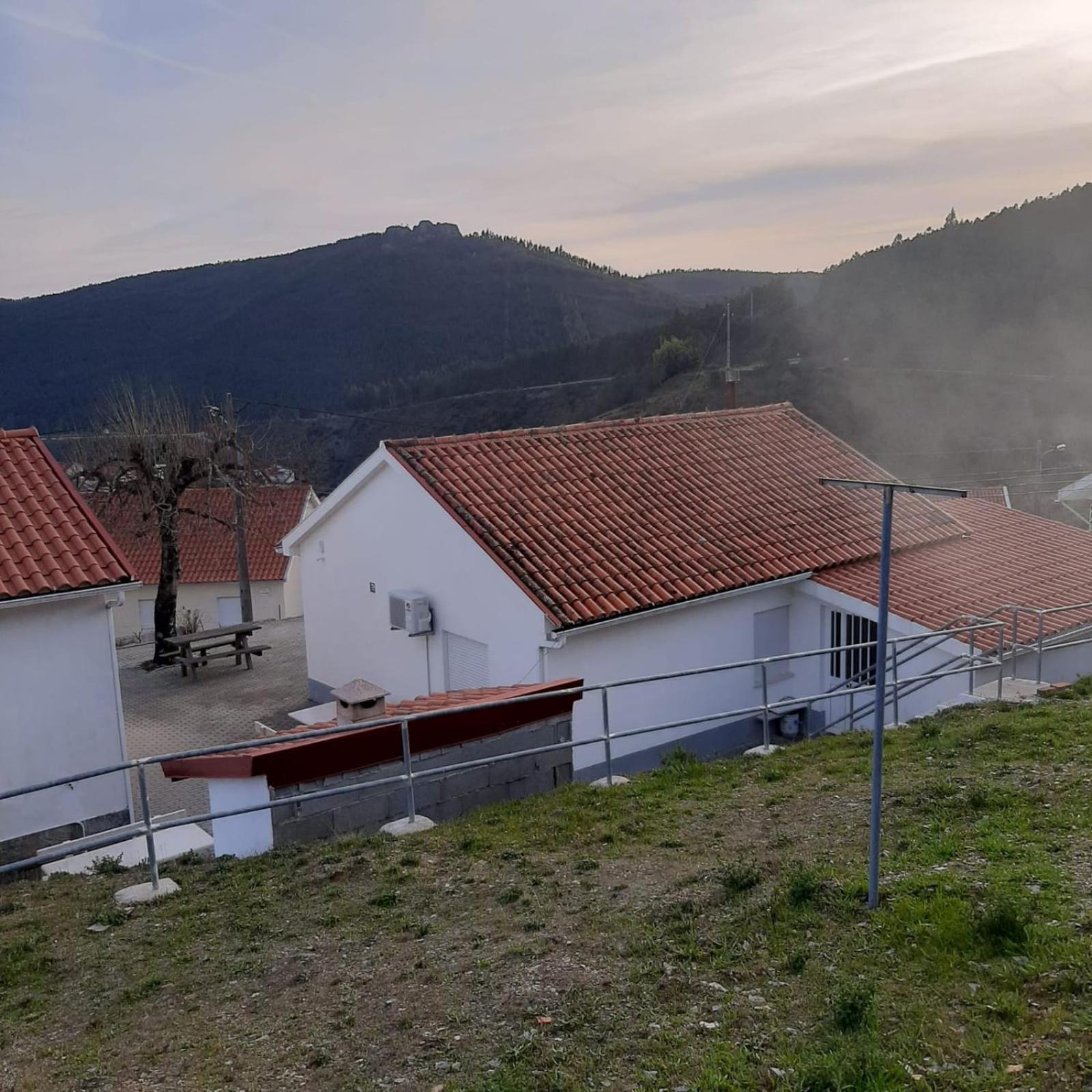 Casa Rural "A Escola" - Meas, Pampilhosa Da Serra Villa ภายนอก รูปภาพ